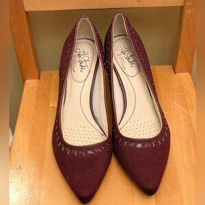 LifeStride Women's Shelby dress pumps in the Pinot Noir
Size 7.5M